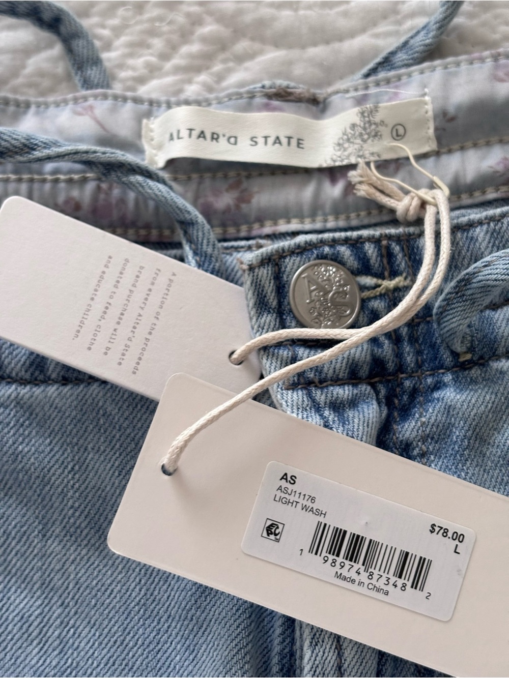 Altar'd State wide leg jeans in a light wash denim with a relaxed, casual size L - Picture 3 of 13
